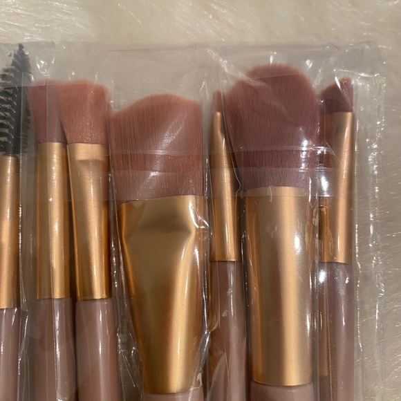 Flawless Beauty: Complete Makeup Brush Set for Pro Application - Picture 4 of 5